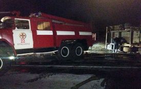 На Хмельниччині серед траси перекинулася вантажівка та заблокувала рух (ФОТО)