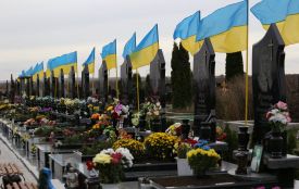 На кладовищі у Раковому крадуть квіти з могил загиблих воїнів