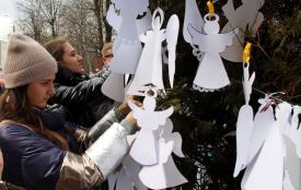Сотні паперових ангелів принесли до меморіалів у Хмельницькому (ФОТО)