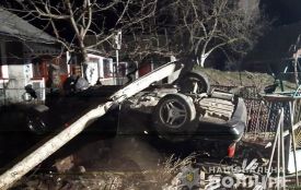 «BMW» в’їхав у стовп на Хмельниччині: один загиблий та троє травмованих