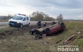 На Хмельниччині «Chevrolet» з’їхав у кювет та перекинувся: травмувалася пенсіонерка