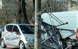 Повалені дерева й понівечена реклама: що наробила негода в Хмельницькому