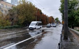 Зранку біля філармонії затопило Кам’янецьку (ФОТО, ВІДЕО)