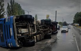 На Хмельниччині перекинулася вантажівка: постраждав водій (ФОТО)