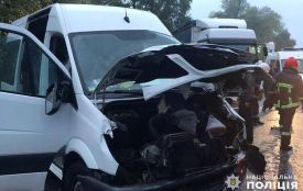 Водій помер. На трасі поблизу Хмельницького зіткнулися вантажівка та мікроавтобус