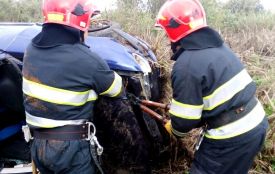 На Хмельниччині автомобіль злетів з дороги: діставали рятувальники