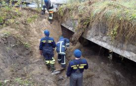 На Хмельниччині рятувальники шукали людей під завалами грунту
