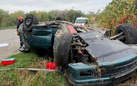 BMW збив дорожній знак і перекинувся: з'явилося відео ДТП з двома постраждалими  на Бандери