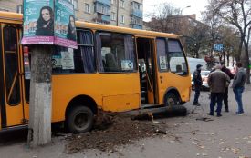 Маршрутка №30 в’їхала в дерево неподалік філармонії (ФОТО, ОНОВЛЕНО)