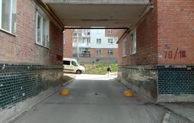 Комунальники намагалися обмежити проїзд через будинок на проспекті Миру: чим все закінчилося (ФОТО)