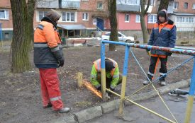 Зрізали й поїхали: як та навіщо хмельницькі двори звільняють від загороджень (ФОТО, ВІДЕО)