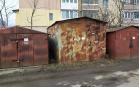 На вулиці Свободи демонтують одразу 3 самовільно встановлені гаражі