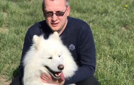 Нетиповий священник: з гітарою та собакою поїхав на Схід, а в костелі відкрив музей війни