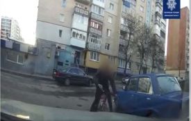 Влетів в авто. У Хмельницькому за ДТП оштрафували велосипедиста (ВІДЕО)