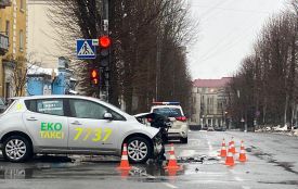 Момент зіткнення "Volkswagen" та "Екотаксі" на Володимирській (ВІДЕО)