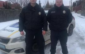 Патрульні і медики рятували 48-річну хмельничанку, яка випала з вікна