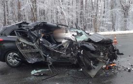 У Хмельницькому районі легковик влетів у вантажівку. Водійка відбулась подряпинами