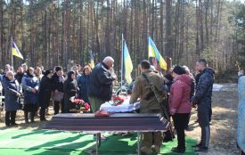 "Люблячий син та брат": на Хмельниччині попрощалися із 26-річним військовим