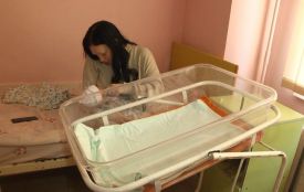 Гроші або речі: на Хмельниччині не вистачає «Бебі-боксів» для всіх малят
