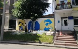 “Дякую” від хмельничан: у центрі малюють новий мурал (ФОТО)