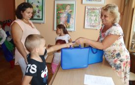 Шкільне приладдя для багатодітних родин роздали у Хмельницькому