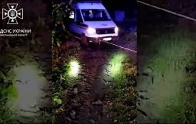 Везли хвору й застрягли: на Кам’янеччині надзвичайники визволяли з болота «швидку» (ВІДЕО)