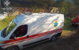 На Хмельниччині карета “швидкої” застрягла в болоті