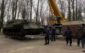 У Волочиську демонтували радянський монумент: відео