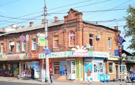 На будинках по Подільській демонтують рекламні вивіски (АДРЕСИ)