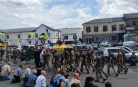 «Приклад мужності й відваги»: Шепетівщина попрощалася з воїном Павлом Каліновським