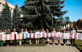 Хмельничанка вишила орнамент на міжнародному рушнику єднання