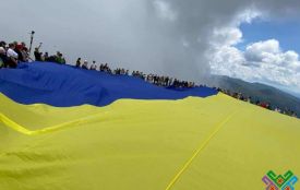 Новий рекорд: хмельничани підняли на Говерлі прапор України, площею 453 квадратних метри