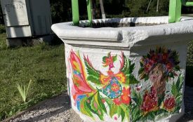 Художниця з Вінниччини розписує сільські криниці на Хмельниччині