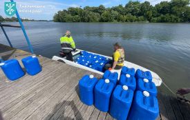 У Хмельницькому для очистки Південного Бугу у водойму вкинули хлорелу