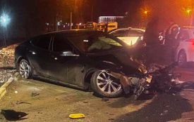 У Хмельницькому пʼяний на Tesla влетів у світлофор