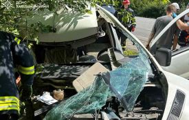 Поблизу Хмельницького зіткнулись легковик і вантажівка: водія затиснуло в салоні
