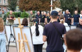До Дня памʼяті захисників у Хмельницькому презентували фотовиставку та Нову марку