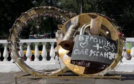 Замки кохання у парку Чекмана: звідки пішла традиція і чому хмельничани досі їх чіпляють