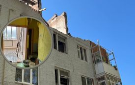 У пошкодженому після шахедної атаки будинку у Хмельницькому протікає дах: що кажуть комунальники