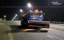 Перший сніг на Хмельниччині: вночі на дорогах працювало 99 спецмашин