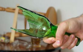 Вдарив розбитою пляшкою і душив: за напад на колишню засудили жителя Хмельниччини