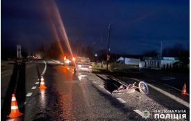 На Хмельниччині автівка збила велосипедиста: його госпіталізували до реанімації