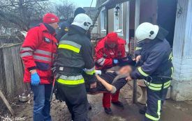 На Кам’янеччині пенсіонерка впала у підвал. Допомагали рятувальники