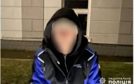 На жительку Хмельниччини напали на вулиці й відібрали сумку. Злодія розшукали