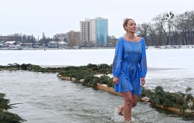 Як хмельничани занурювались в ополонку на Водохреще (РЕПОРТАЖ)