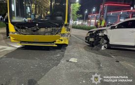 Аварія з автобусом на Зарічанській: постраждала жінка