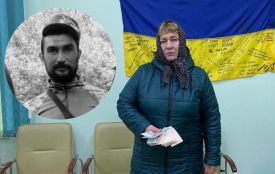 Мама загиблого військового з Хмельниччини передала гроші військовим