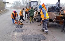 Дорожники ліквідовують аварійні ями на автошляхах Хмельниччини: де саме