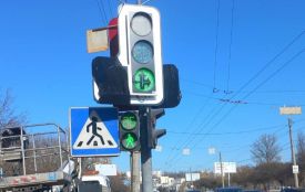 На перехресті Свободи та Прибузької встановлюють нові світлофори