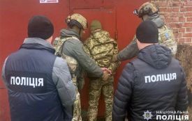 Обіцяв допомогти з відстрочкою: на Хмельниччині за хабар затримали військового